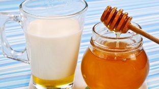Kefir with honey for a rejuvenating treatment of the skin of the hands